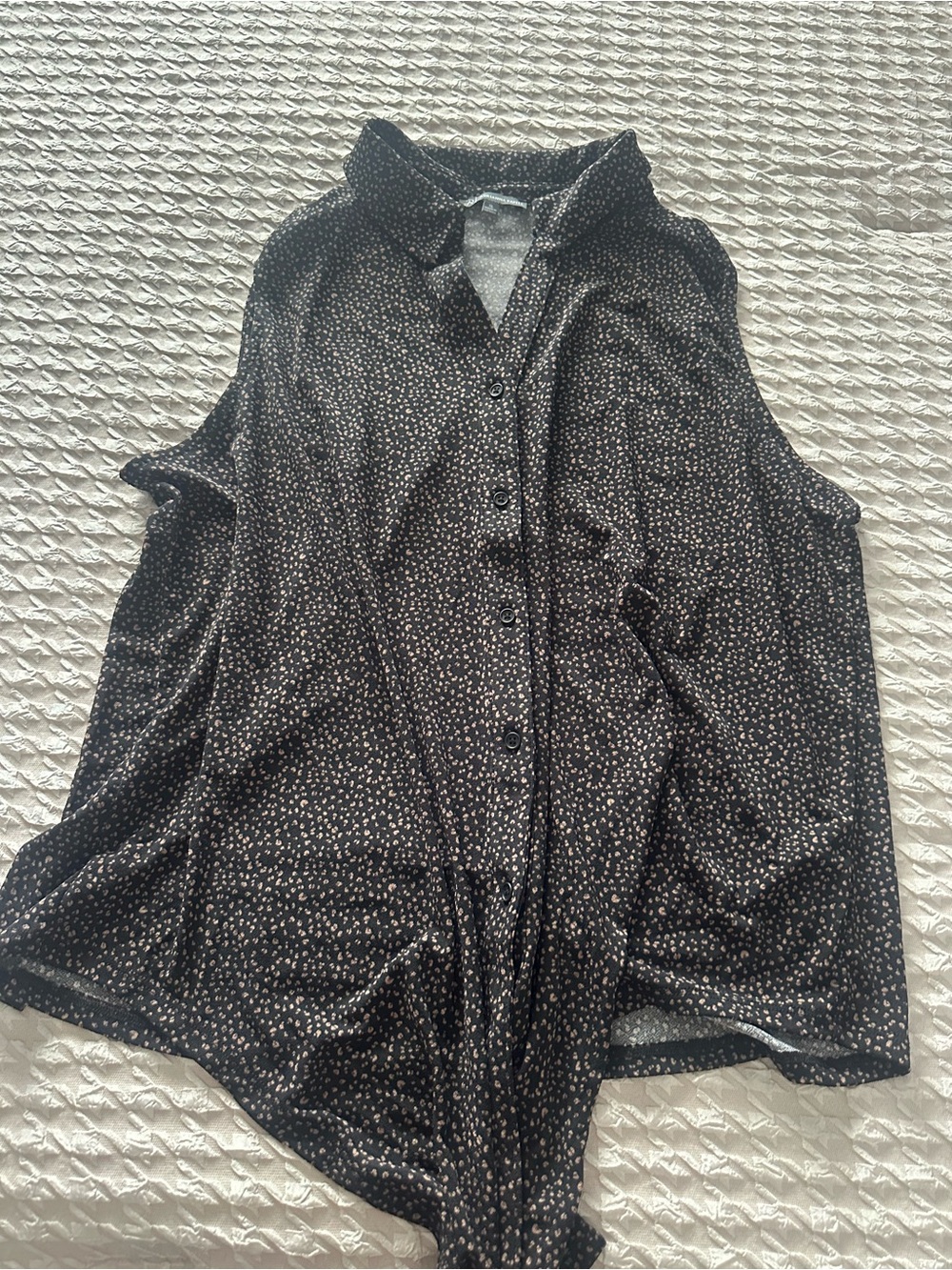 Adrianna Papell Black Sleeveless Button-Down Top with Beige Dot Print
